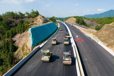 平益高速路面工程進(jìn)入最后工序 沖刺年底通車目標(biāo)