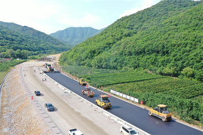本桓高速公路十工區項目全面啟動瀝青路面施工，路橋附屬工程建筑勞務分包工作同步推進